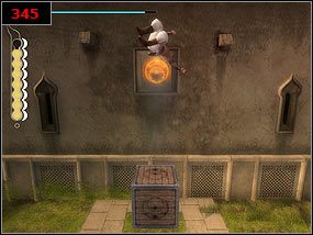 Po wciśnięciu go, wspinamy się na kolejny skalny blok (po drugiej stronie) a z niego biegniemy na drewniany dach, na którym jest skrzynia [344] - The hourglass - Prince of Persia: Piaski Czasu - poradnik do gry