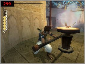 Na górze pociągamy dźwignię o ćwierć obrotu (raz) w przeciwnym kierunku do ruchu wskazówek zegara i wskakujemy na drążek a potem na kolejny, aż dotrzemy na drugą stronę [298] - Hall of learning coutyards - Prince of Persia: Piaski Czasu - poradnik do gry