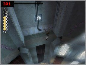 Ze środkowej kolumny odbijamy się w lewą stronę [300] , po czym wskakujemy i zawisamy na dźwigni [301] - Hall of learning coutyards - Prince of Persia: Piaski Czasu - poradnik do gry