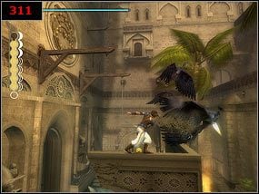 Po stojącej w rogu drabinie wchodzimy na górę i skaczemy na fragment muru [310] , na którym toczymy krótki pojedynek z ptaszyskami [311] - On the ramparts - Prince of Persia: Piaski Czasu - poradnik do gry