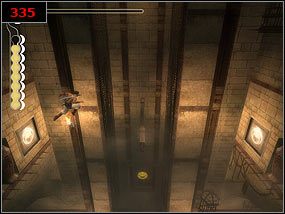 Gdy wdrapiemy się na belkę zaatakują nas ptaki [334] - później skaczemy na drugą stronę pomieszczenia i tam dwoma szybkimi skokami wciskamy dwa przyciski [335] - At last were here - Prince of Persia: Piaski Czasu - poradnik do gry