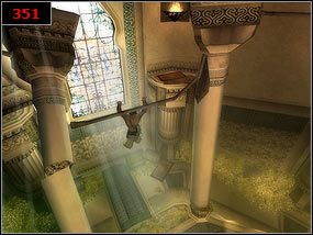 W komnacie klepsydrą przebiegamy po ścianach [350] , a na wysokości witraża odbijamy się i chwytamy drążka [351] , z którego skaczemy na klepsydrę - The Tomb - Prince of Persia: Piaski Czasu - poradnik do gry