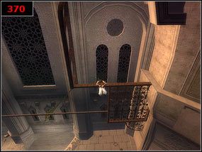 Po cienkiej metalowej rurce przesuwamy się na druga stronę [369] , po czym odbijajmy się od ściany i chwytamy się metalowej konstrukcji [370] - The setting sun - Prince of Persia: Piaski Czasu - poradnik do gry