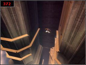 Spacer po gzymsach oraz kamiennych belkach [371] doprowadzi nas do miejsca, gdzie skacząc z lewa na prawo dostaniemy się wyżej [372] - The setting sun - Prince of Persia: Piaski Czasu - poradnik do gry