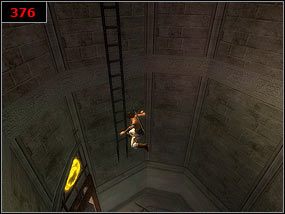 Nad zawalonym fragmentem chodnika przedostajemy się po ścianie [375] , a w wieży wspinamy się po drabinach [376] - The setting sun - Prince of Persia: Piaski Czasu - poradnik do gry