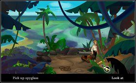 Jak wyciągniemy głowę z piachu i otrząśniemy się po twardym lądowaniu, podnosimy banana (banana) leżącego obok drzewa, na którym wisi notka (możemy ją przeczywać) - Cz. III - Pod małpią wyspą (1) | Opis przejścia The Secret of Monkey Island - The Secret of Monkey Island - poradnik do gry