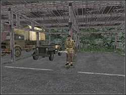 Człowieka odpowiedzialnego za trening samochodowy znajdziesz z prawej, przy garażach - Ćwiczenia polowe cd. | Trening do Hidden and Dangerous 2 - Hidden and Dangerous 2 - poradnik do gry