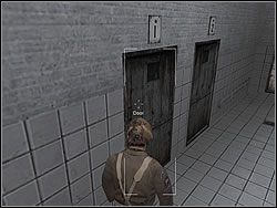 Wejdź do holu i odszukaj szatnię z numerem 1 nad drzwiami - Ćwiczenia polowe cd. | Trening do Hidden and Dangerous 2 - Hidden and Dangerous 2 - poradnik do gry