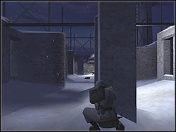 Gdy zdejmiesz strażnika siedzącego w budce i resztę spacerującą za ogrodzeniem, nadejdzie czas, by narobić hałasu i spróbować wywabić resztę - First Strike cd. | Operation Snowball do Hidden and Dangerous 2 - Hidden and Dangerous 2 - poradnik do gry