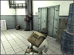 Dzięki temu gdy otworzy drzwi (początkowo zamknięte na klucz) i wyłączy światło (podejdzie też do korytarza i wróci do swojej budki, stojąc do Ciebie tyłem) możesz go zajść i zaatakować nożem - Scout | Operation Snowball do Hidden and Dangerous 2 - Hidden and Dangerous 2 - poradnik do gry