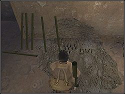 Skup się jednak na leżących pod ścianą przedmiotach - minach i nabojach do bazooki - Caravan | Operation Nomad | Hidden and Dangerous 2 - Hidden and Dangerous 2 - poradnik do gry