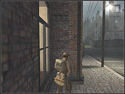 Musisz podbiec na kuckach (bieg) pod płot z lewej, potem wstać na równe nogi i przejść (chodzenie) pod budynek, w kierunku rynny - Billable Entry cd. | Operation Liberator | Hidden and Dangerous 2 - Hidden and Dangerous 2 - poradnik do gry