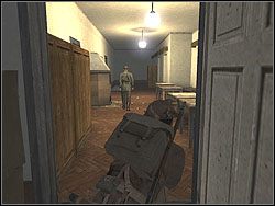 Poczekaj, aż się odwróci i zacznie spacerować w głąb korytarza - Billable Entry cd. | Operation Liberator | Hidden and Dangerous 2 - Hidden and Dangerous 2 - poradnik do gry