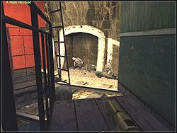 Przy wychodzeniu z drugiego wagonu natkniesz się na spory opór - rzuć granat w wojaków z prawej i stąd poczekaj, aż na lewo od czerwonych wojaków pojawią się żołnierze - Mole in the Hole cd. | Operation Liberator | Hidden and Dangerous 2 - Hidden and Dangerous 2 - poradnik do gry