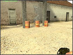 Wychodząc na znajdujący się pośrodku budynku dziedziniec zauważysz trzy beczki - Annual Fair cd. | Operation Liberator | Hidden and Dangerous 2 - Hidden and Dangerous 2 - poradnik do gry