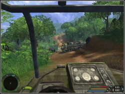 Na drodze natrafisz na grupkę przeciwników, którą załatwisz strzelając w beczki znajdujące się na ciężarówce - Misja 04 - Pier w Far Cry - Far Cry - poradnik do gry