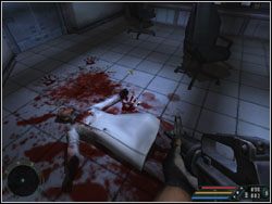 W pomieszczeniu po prawej, przy zwłokach naukowca, znajdziesz żółtą kartę - Misja 06 - Treehouse | Far Cry - Far Cry - poradnik do gry