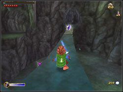 Kiedy to zrobią, wskocz wyżej i przejdź kamiennym mostkiem (nie wchodź na jaśniejszy fragment, ale przeskocz nad nim) - 04 - Over Hill and Under Hill cz.1 | The Hobbit - The Hobbit - poradnik do gry