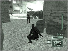 Twoim zadaniem jest przedostać się za pierwszego policjanta i dalej pod rusztowaniem w prawo, za śmietnik - Jerusalem - część 5 | Israel | Tom Clancys Splinter Cell Pandora Tomorrow - Tom Clancys Splinter Cell: Pandora Tomorrow - poradniki