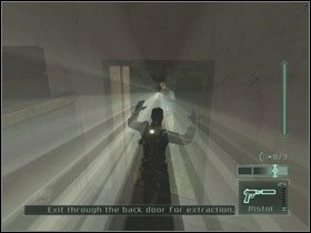 Ale na szczęście snajperzy zdezorientują ich na tyle, że będziesz mógł przebiec przed siebie, do pobliskiej bramki i dalej wprost do czekającego helikoptera - Kundang - część 5 | Indonesia | Tom Clancys Splinter Cell Pandora Tomorrow - Tom Clancys Splinter Cell: Pandora Tomorrow - poradniki