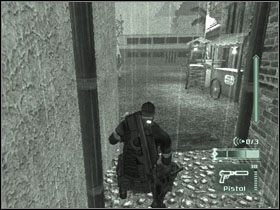 Musisz wykorzystać leżącą na ziemi butelkę i rzucić ją daleko w głąb placu, by oboje strażników patrzyło się w inną stronę, podczas gdy Ty rozwalisz reflektor z prawej - Jakarta - część 1 | Indonesia | Tom Clancys Splinter Cell Pandora Tomorrow - Tom Clancys Splinter Cell: Pandora Tomorrow - poradniki