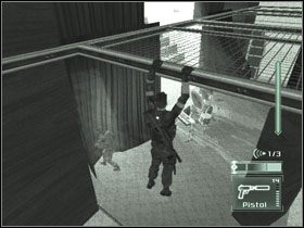 Gdy okolica będzie bezpieczna, zeskocz po cichu do cienia i podejdź za maszynerię, pod drzwi oświetlone dwoma neonami (zniszcz je) - Jakarta - część 3 | Indonesia | Tom Clancys Splinter Cell Pandora Tomorrow - Tom Clancys Splinter Cell: Pandora Tomorrow - poradniki