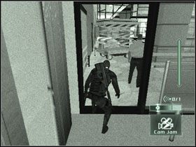 Wróć do pomieszczenia i obejdź człowieka rozmawiającego przez telefon - Los Angeles - część 3 | USA | Tom Clancys Splinter Cell Pandora Tomorrow - Tom Clancys Splinter Cell: Pandora Tomorrow - poradniki