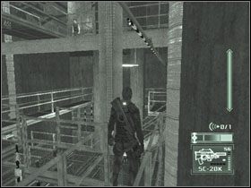 Idź nią do końca, jednak nie skręcaj w lewo tylko wskocz na wiszący nad nią metalowy pręt - Los Angeles - część 4 | USA | Tom Clancys Splinter Cell Pandora Tomorrow - Tom Clancys Splinter Cell: Pandora Tomorrow - poradniki