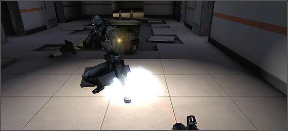 Flara oświetli korytarz, ukazując chowającego się w cieniu szpiega - Gadżety | Najemnik | Tom Clancys Splinter Cell Pandora Tomorrow - Tom Clancys Splinter Cell: Pandora Tomorrow - poradniki