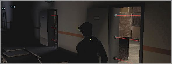 By troszkę zdezorientować najemnika, warto dostawać się do pomieszczeń obok tych docelowych, z celem misji - Mount Hospital | Mapy | Tom Clancys Splinter Cell Pandora Tomorrow - Tom Clancys Splinter Cell: Pandora Tomorrow - poradniki