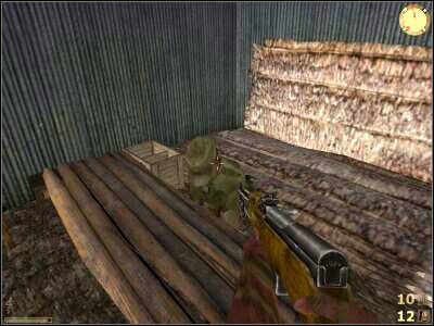 Naczelnik obozu (jest w charakterystycznej czapce z daszkiem) skrywa się w rogu pomieszczenia - Burn The Jungle cz.4 | Vietcong Fist Alpha - Vietcong: Fist Alpha - poradnik do gry