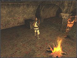 Wyjdź po schodach na dziedziniec, by zobaczyć przerywnik filmowy - [Misja 4] The Correctional Facility of Belmont - Knights of the Temple: Infernal Crusade - poradnik do gry