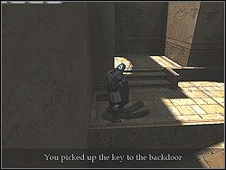 Nie zapomnij zabrać leżącego tuz przed schodami, ale za pochylniami, schowanego w beczce klucza do tylniego wejścia (backdoor key) - [Misja 10] Showdown in Acre, continued | Knights of the Temple Infernal Crusade - Knights of the Temple: Infernal Crusade - poradnik do gry