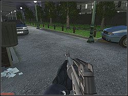 Moim sposobem na pomoc zakładnikom było przeprowadzenie ich do reszty drużyny, która czekała w bezpiecznym pomieszczeniu - Azure Gate - Opis (2) - Misja 1 - Tom Clancys Rainbow Six 3: Athena Sword - poradnik do gry