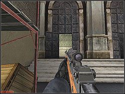 Gdy ulica będzie czysta, możesz zasłonić się granatem dymnym i po przywołaniu drużyny, wejść w otwarte drzwi z lewej, tuż za rusztowaniem - Hunter Storm - Opis (1) - Misja 2 - Tom Clancys Rainbow Six 3: Athena Sword - poradnik do gry