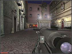 Nim jednak ruszysz dalej, wybierz snajpera i rozwal z daleka dwóch ludzi w sklepie (na prawo) - Hunter Storm - Opis (1) - Misja 2 - Tom Clancys Rainbow Six 3: Athena Sword - poradnik do gry