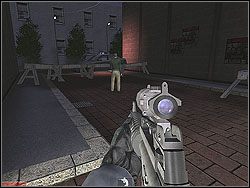 Przejściem pomiędzy budynkami dotrzesz w okolicę pilnowaną przez strażnika (zazwyczaj jednego) - Hunter Storm - Opis (2) - Misja 2 - Tom Clancys Rainbow Six 3: Athena Sword - poradnik do gry