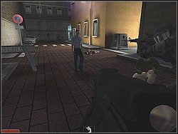 Dopiero jak ich zdejmiesz, zabierz cywila z powrotem do czekającej przed sklepem drużyny i razem udajcie się do drugiego z kolei punktu ewakuacyjnego - Hunter Storm - Opis (2) - Misja 2 - Tom Clancys Rainbow Six 3: Athena Sword - poradnik do gry