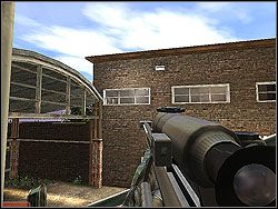 Czas zająć się wspomnianym wyżej oknem w sąsiednim budynku - Jasper Heart - Opis (2) - Misja 3 - Tom Clancys Rainbow Six 3: Athena Sword - poradnik do gry