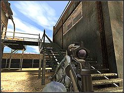 Możesz jeszcze wybawić jednego, który prawdopodobnie będzie stał pod kładką, na której się znajdujesz - Jasper Heart - Opis (2) - Misja 3 - Tom Clancys Rainbow Six 3: Athena Sword - poradnik do gry