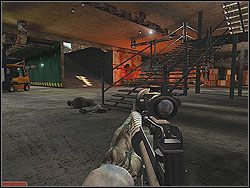 Wrzuć do jej wnętrza granat ogłuszający, by spokojnie oczyścić główna salę - Jasper Heart - Opis (2) - Misja 3 - Tom Clancys Rainbow Six 3: Athena Sword - poradnik do gry