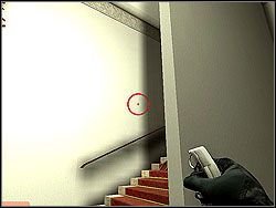 Nakaż drużynie pilnować korytarz w razie ataku z innych przejść, sam natomiast udaj się do klatki schodowej z lewej - Omega Shadow - Opis (1) - Misja 4 - Tom Clancys Rainbow Six 3: Athena Sword - poradnik do gry
