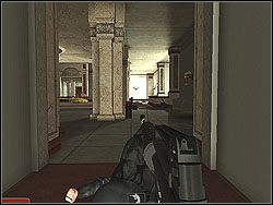 Rzuć go tak, bo odbił się od ściany i wylądował w pomieszczeniu, jednak nie wychylaj się za daleko - Omega Shadow - Opis (1) - Misja 4 - Tom Clancys Rainbow Six 3: Athena Sword - poradnik do gry