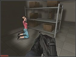 Przejdź do pomieszczenia po lewej, które jest niewielkim magazynem - Omega Shadow - Opis (2) - Misja 4 - Tom Clancys Rainbow Six 3: Athena Sword - poradnik do gry