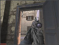 Otwórz drzwi i wychylaj się bardzo powoli, by dostrzec strzelca stojącego w oknie naprzeciwległego budynku - Proud Flag - Opis (2) - Misja 5 - Tom Clancys Rainbow Six 3: Athena Sword - poradnik do gry