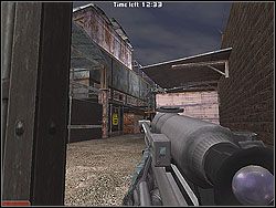 Snajper natomiast ustawia się przy uchylonej bramie, tak jak poprzednio - Jagged Silver - Opis (1) - Misja 7 - Tom Clancys Rainbow Six 3: Athena Sword - poradnik do gry