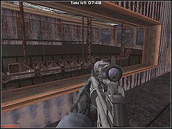 Sam natomiast udaj się na ten z lewej, czyli po schodach od bezpiecznej strony wybiegnij na jego dach - Jagged Silver - Opis (1) - Misja 7 - Tom Clancys Rainbow Six 3: Athena Sword - poradnik do gry