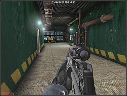 Przedostań się do korytarza zasłoniętego częściowo przez maszynę, załatwiając widocznych w jego końcu oponentów - Jagged Silver - Opis (2) - Misja 7 - Tom Clancys Rainbow Six 3: Athena Sword - poradnik do gry