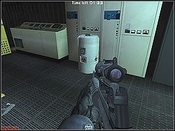 Oczyść go korzystając z granatu ogłuszającego i wejdź do środka, by rozbroić piątą bombę - Jagged Silver - Opis (2) - Misja 7 - Tom Clancys Rainbow Six 3: Athena Sword - poradnik do gry