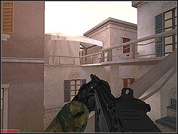 Nakaż drużynie zatrzymać się pod schodami, sam natomiast wyjdź po nich wyżej - Atena Sword - Opis (1) - Misja 8 - Tom Clancys Rainbow Six 3: Athena Sword - poradnik do gry